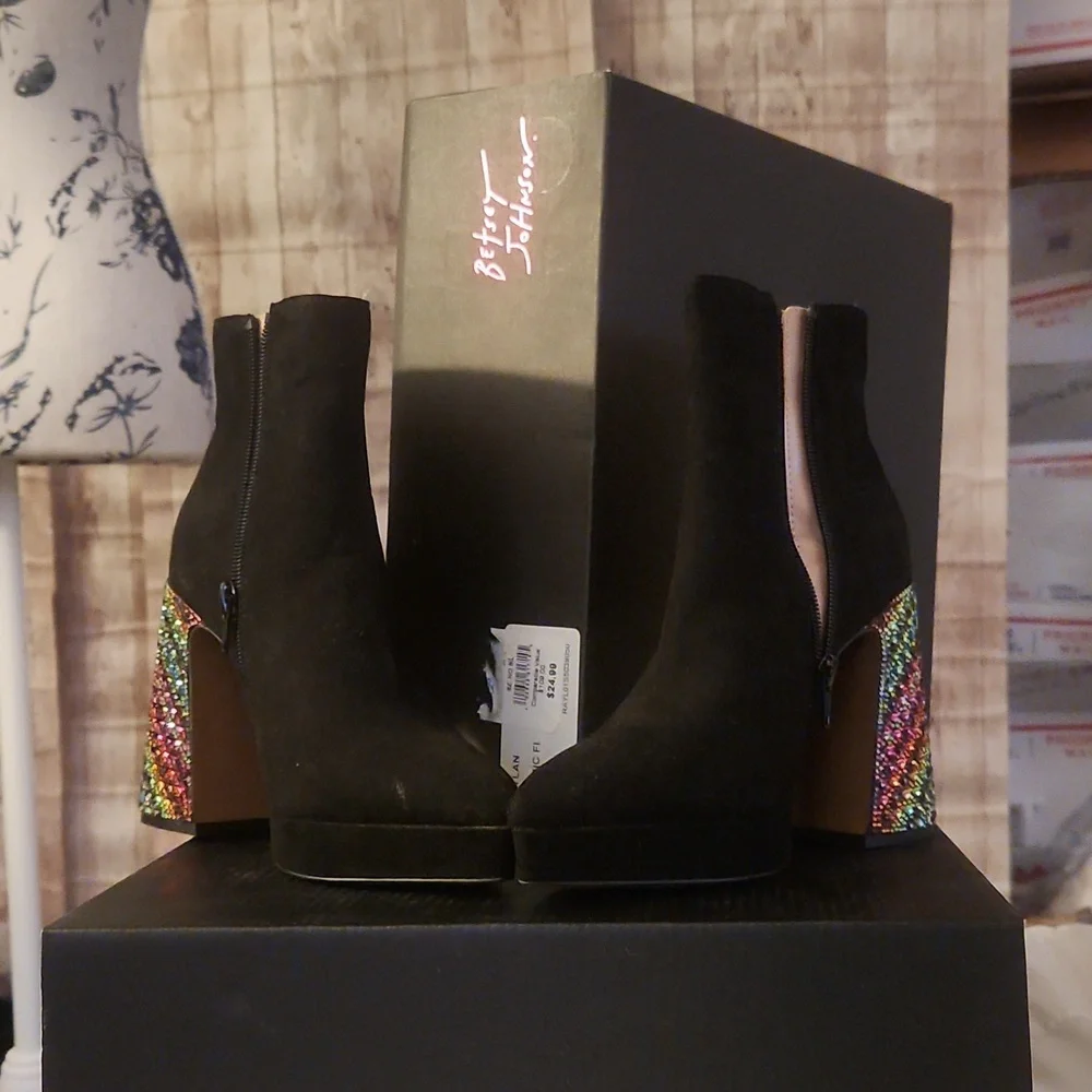 NWT NIB Betsey Johnson Size 5 MSRP $109.00 Black Rainv Rhinestoned Heeled Boots - Picture 3 of 5